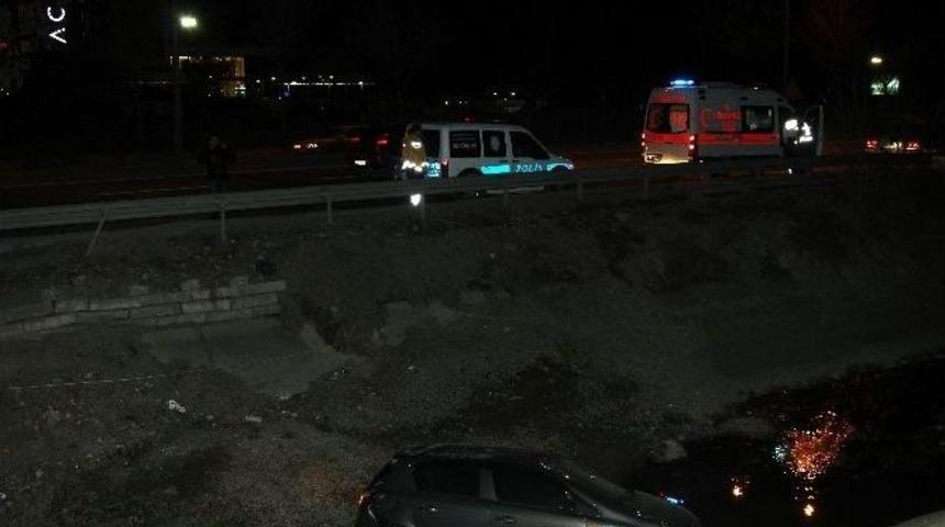 Otomobili Kanala U&ccedil;an S&uuml;r&uuml;c&uuml; Kayıplara Karıştı