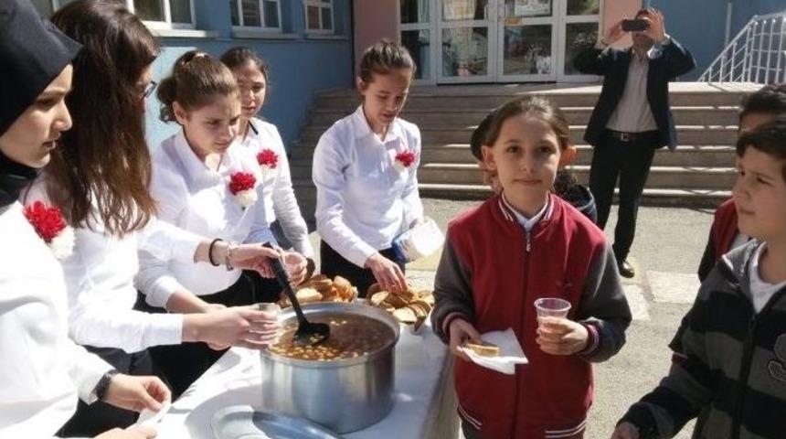 &Ouml;ğrencilere &Uuml;z&uuml;m Hoşafı Ve Ekmek Dağıtıldı