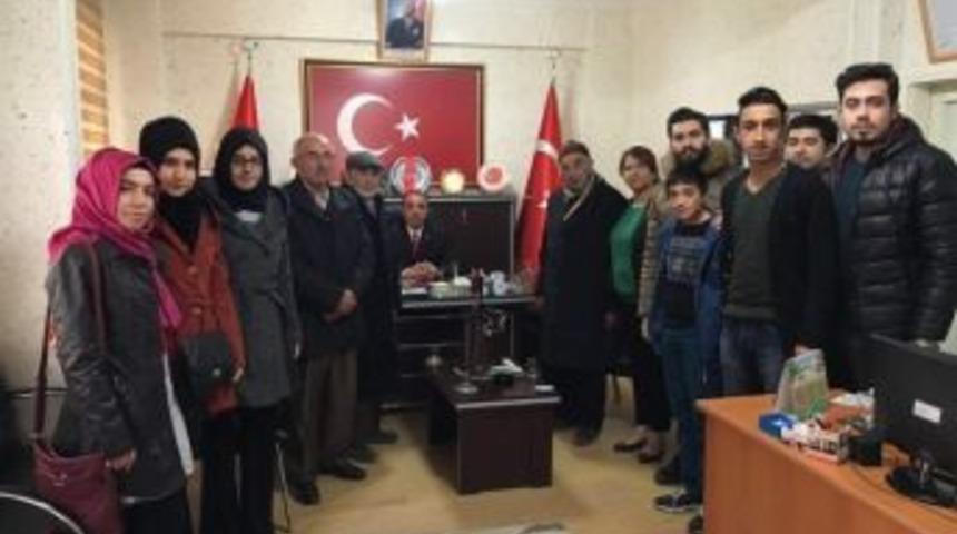 Ak Parti Teşkilatı Esnafa Bayrak Dağıtıp Şehitliği Ziyaret Etti