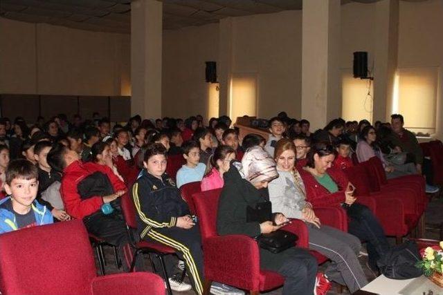 ’pembe Aslında Siyahtır’ Tiyatro Oyunu Sergilendi