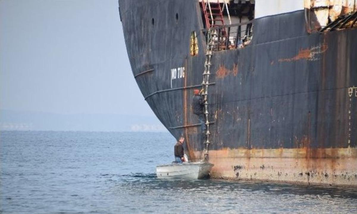 Hacizli Gemiden Malzeme &Ccedil;almak İsterken Yakalandılar