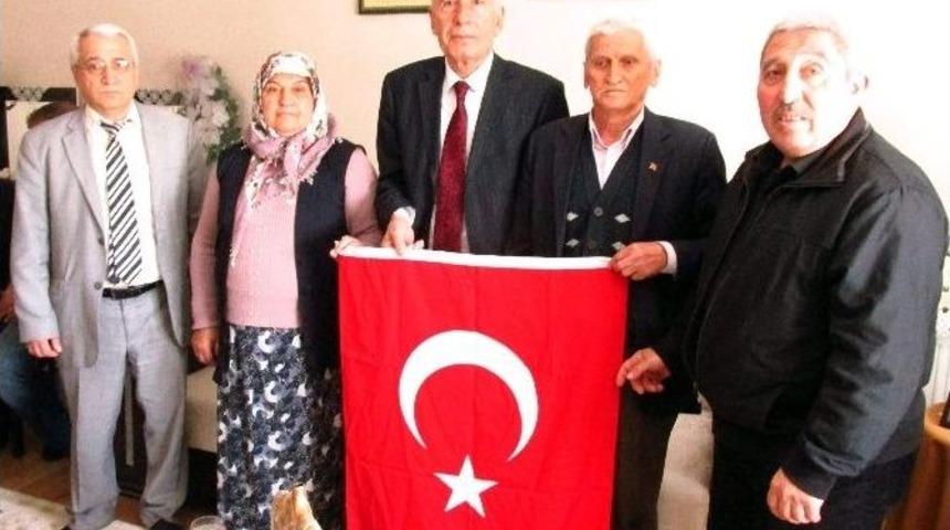 Efeler Ak Parti, T&uuml;rkiye&rsquo;nin İlk &Ouml;ğretmen Şehidinin Ailesini Ziyaret Etti