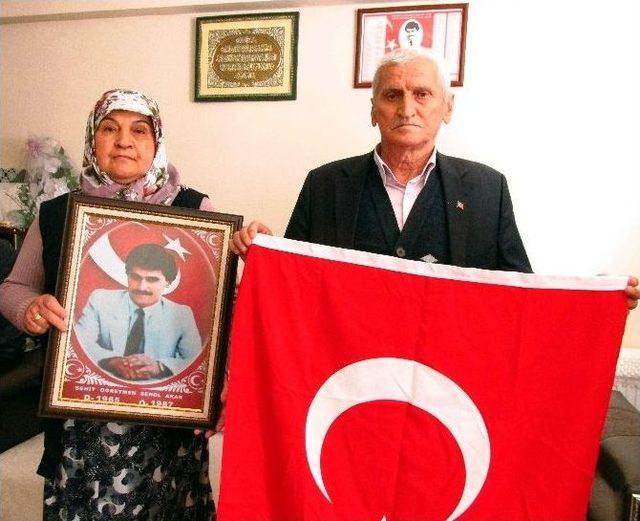 Efeler Ak Parti, T&uuml;rkiye&rsquo;nin İlk &Ouml;ğretmen Şehidinin Ailesini Ziyaret Etti 1