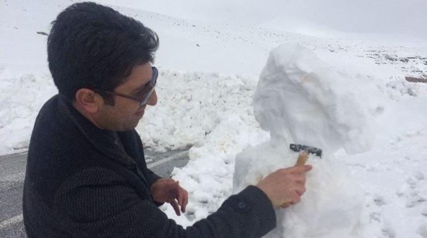 Zamanlarını Boşa Hacamamak İçin Kardan Adam Yaptılar