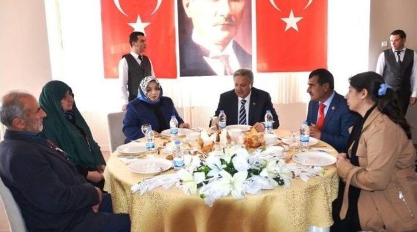 Şehit Yakınları Ve Gaziler Yemekte Bir Araya Geldi
