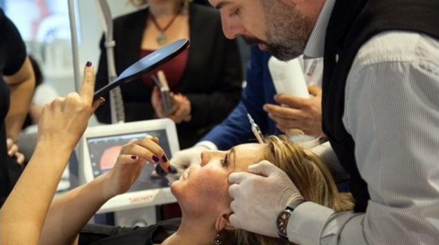 Sunucu Seda Akgül, Sırrını Güzellik Fuarında Açıkladı