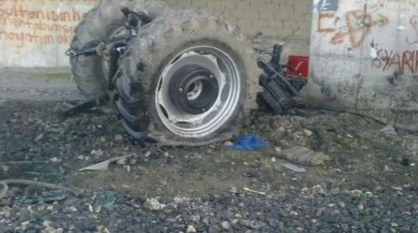 Trenin Çarptığı Traktör İkiye Ayırdı : 1 Yaralı