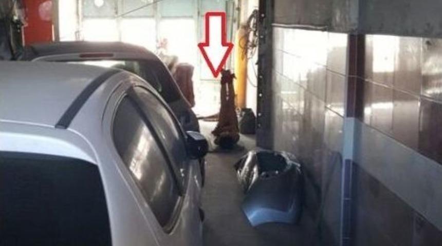 Yeğenini Ayaklarından Asarak İşkence Etti