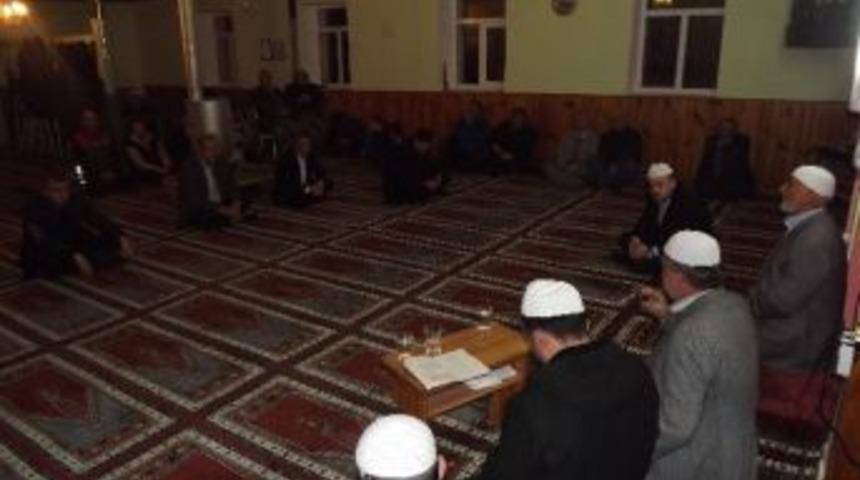 K&ouml;yl&uuml;ler Şehitler Anısına &Uuml;z&uuml;m Hoşafı Ve Kuru Ekmek Dağıttı