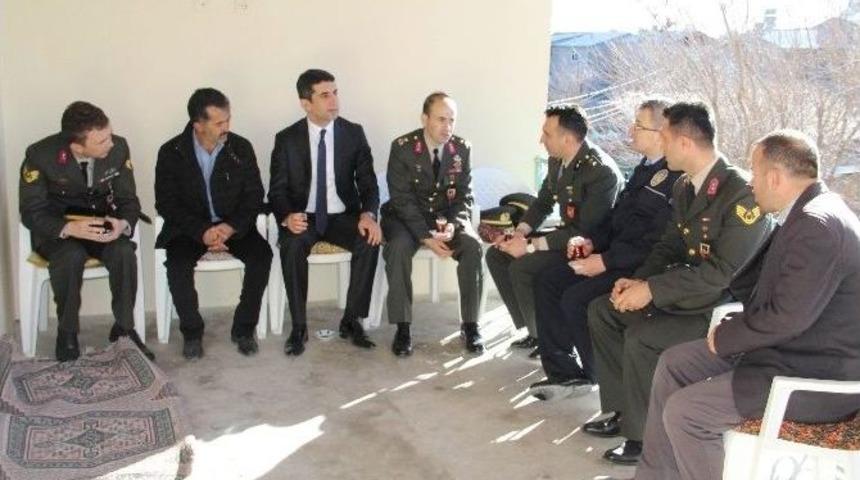 Kaymakam Kazez, Şehit Ailelerini Ziyaret Etti
