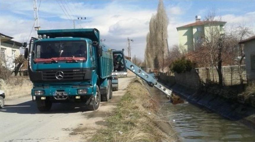 Dsi&rsquo;den Sulama Kanalı Temizliği