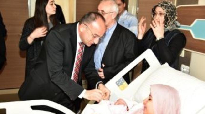Başkan &Uuml;z&uuml;lmez&rsquo;den Bebek Ziyareti