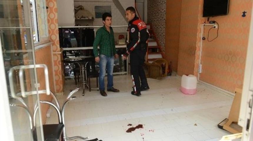 Antalya&rsquo;da Bı&ccedil;aklı Kavga: 1 Ağır Yaralı