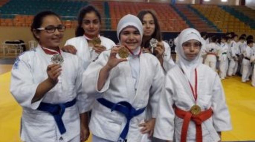 Judoda İstanbul&rsquo;un Şampiyon İhlas Koleji