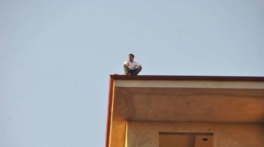 13 Katlı Binanın &Ccedil;atısında İntihar Girişimi