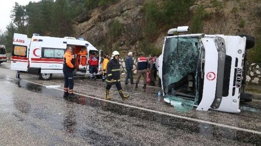 &Uuml;niversite &Ouml;ğrencilerini Taşıyan Otob&uuml;s Devrildi: 31 Yaralı