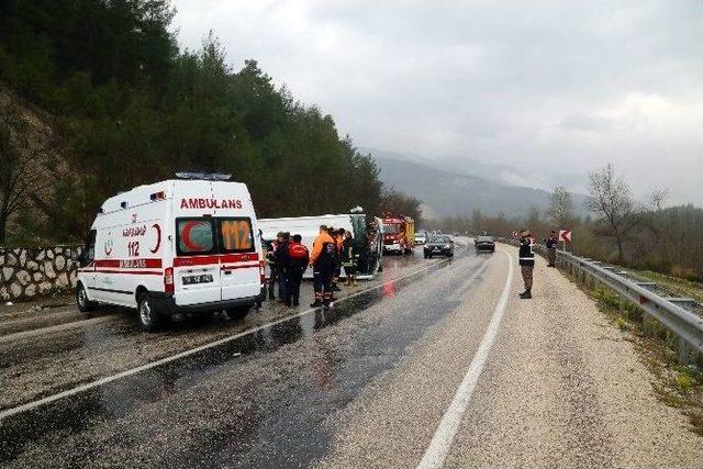 Üniversite Öğrencilerini Taşıyan Otobüs Devrildi: 31 Yaralı