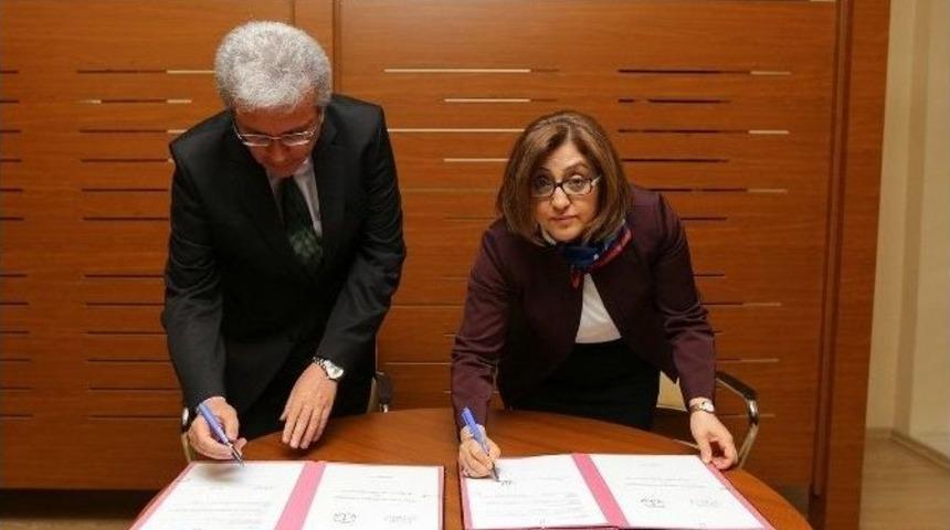 Yetim &Ccedil;ocuklara Eğitim Desteği