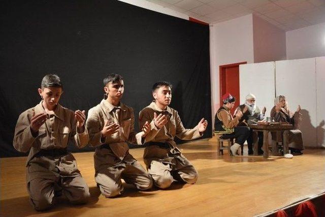 &ldquo;&ccedil;anakkale Destanı&rdquo; Niksar&rsquo;da Sahnelendi 1