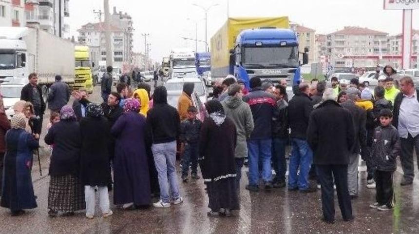 Trafik Işığı İsteyen Mahalle Sakinleri Karayolunda Oturma Eylemi Yaptı