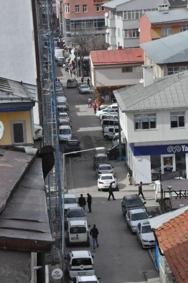 Kars&rsquo;ta Gelişi G&uuml;zel Park Edilen Ara&ccedil;lar Vatandaşı &Ccedil;ıldırttı 1