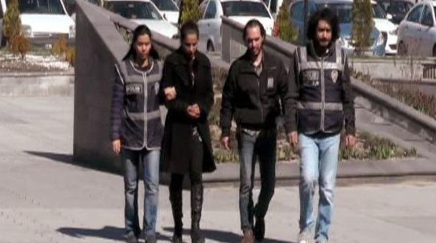 Kadın Kuaf&ouml;r&uuml;n&uuml;n İ&ccedil; &Ccedil;amaşırından Uyuşturucu &Ccedil;ıktı