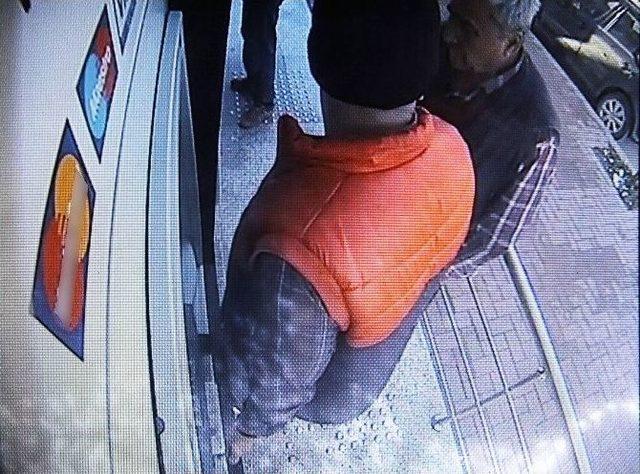 Bankamatik Faresi Yaşlıları B&ouml;yle Dolandırmış 1