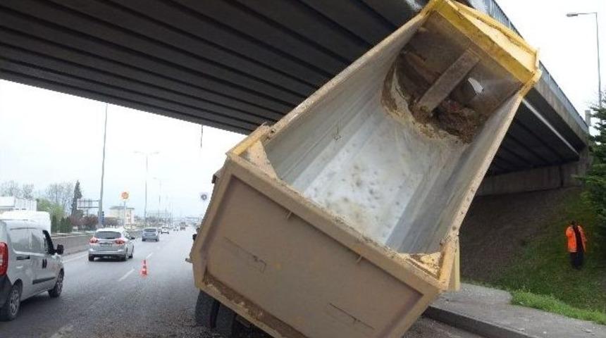 Damperi A&ccedil;ık Kalan Kamyon &Uuml;stge&ccedil;ide &Ccedil;arptı: 1 Yaralı