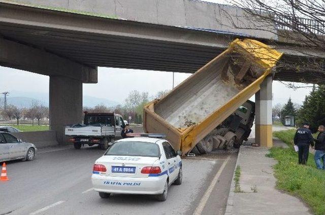 Damperi Açık Kalan Kamyon Üstgeçide Çarptı: 1 Yaralı