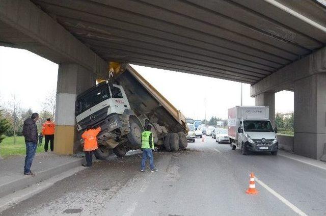 Damperi Açık Kalan Kamyon Üstgeçide Çarptı: 1 Yaralı