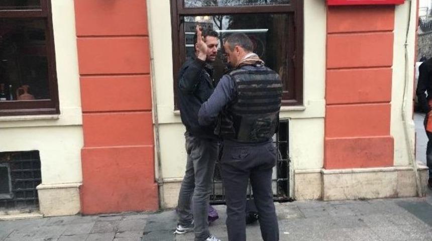 (&ouml;zel Haber) Taksim&rsquo;de &ldquo;canlı Bombayım&rdquo; Diye Bağırdı G&ouml;zaltına Alındı