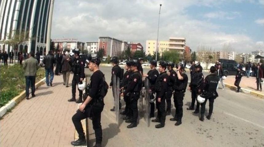 Şanlıurfa&rsquo;da Yasak Kararına Rağmen Nevruz Kutlamasına M&uuml;dahale Edildi