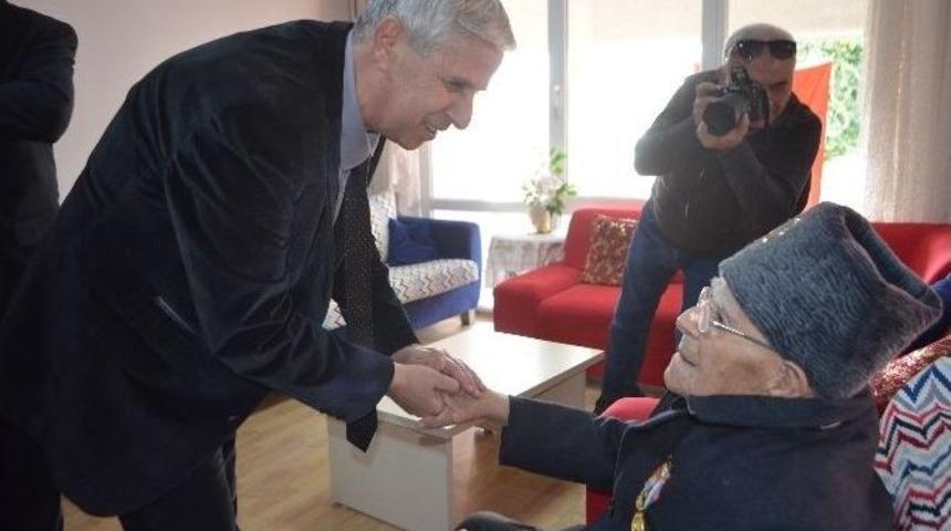 S&ouml;ke İl&ccedil;e Protokol&uuml;nden Huzur Evi&rsquo;ne Yaşlılar Haftası Ziyareti