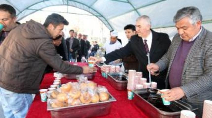 Aksaray Belediyesi 2 Bin Kişiye Hoşaf Ekmek İkram Etti