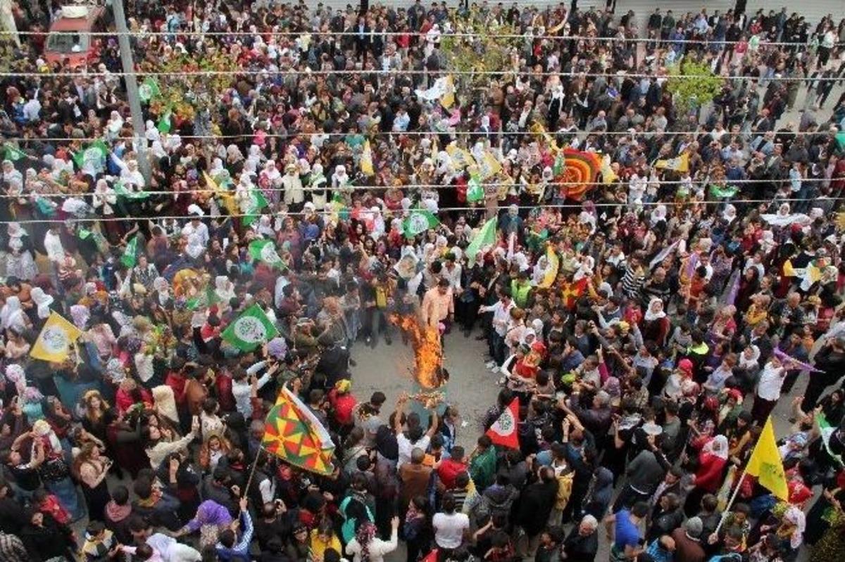 İstanbul&rsquo;da Patlama Oldu, Hdp Mersin&rsquo;de Nevruz&rsquo;u Kutladı