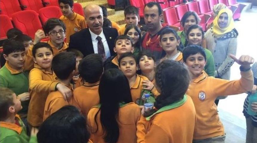 Milletvekili G&ouml;k&ccedil;e &Ouml;ğrencilerle Bir Araya Geldi
