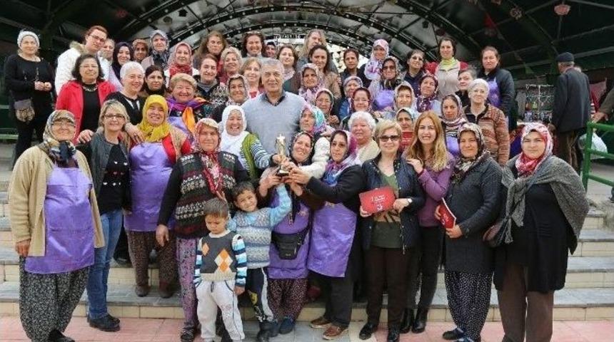 Tarhan, &Ouml;d&uuml;l&uuml; Kadın &Uuml;reticilere Hediye Etti