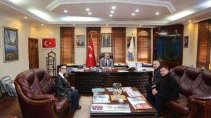 Başkan Yılmazer&rsquo;den &Ouml;ğrencilerin Yazılım Projesi&rsquo;ne Destek