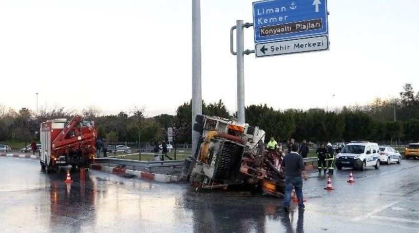 Virajı Alamayan Beton Pompası Kamyonu Devrildi: 3 Yaralı