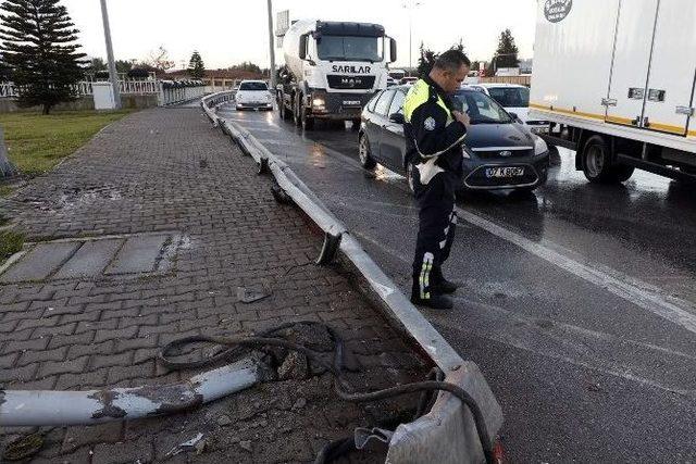 Virajı Alamayan Beton Pompası Kamyonu Devrildi: 3 Yaralı