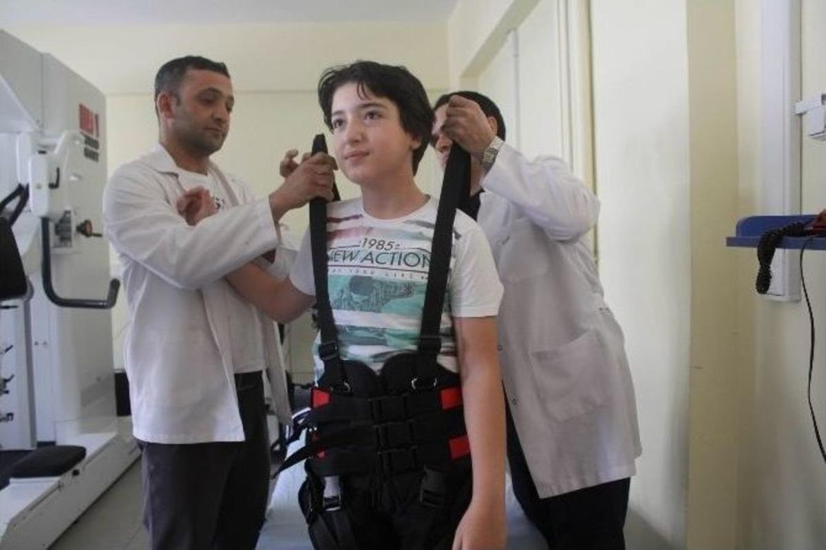 11 Yaşındaki Seymen, Robotik Y&uuml;r&uuml;me Cihazıyla Y&uuml;r&uuml;meye Başladı