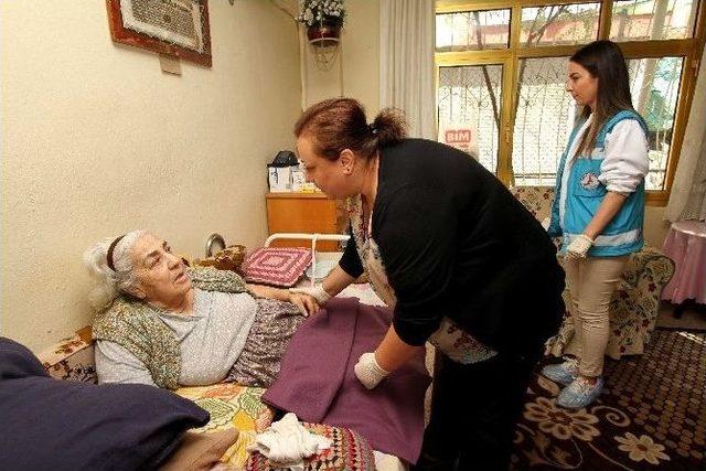Yaşlı Ve Hastalar Güvenli Ellerde 2