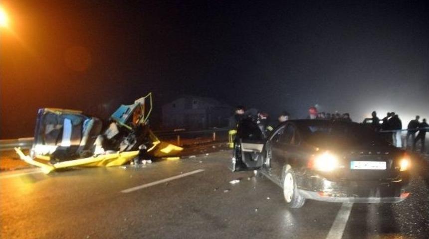 Otomobiller Kafa Kafaya &Ccedil;arpıştı: 2 &Ouml;l&uuml;, 1 Yaralı