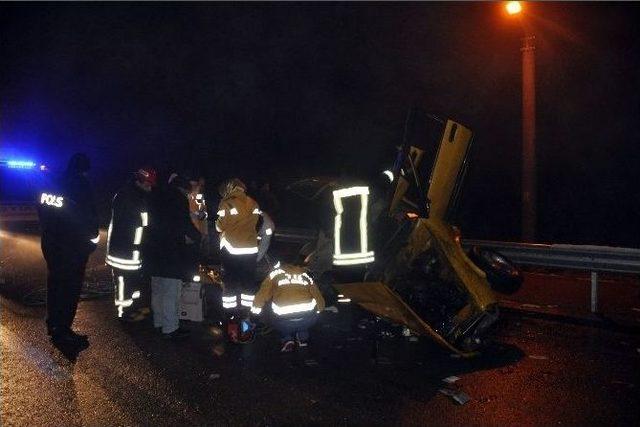 Otomobiller Kafa Kafaya Çarpıştı: 2 Ölü, 1 Yaralı