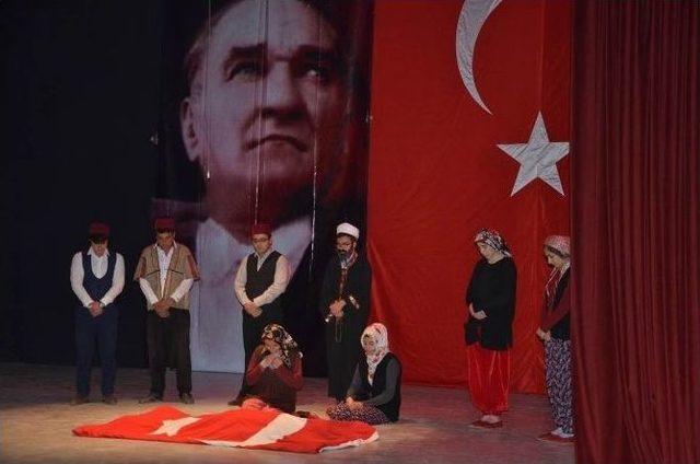 Öğrencilerin Sergilediği “harmanyeri 1915” Adlı Oyun Büyük Beğeni Topladı