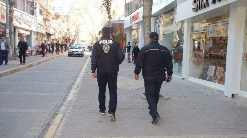 Polisler Sivil Ve Resmi Kıyafetlerle Halkın Arasında