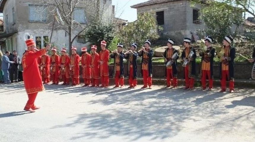 &Ouml;ğrencilerden Oluşan Mehter Takımı K&ouml;yde Konser Verdi