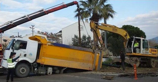 Hafriyat Kamyonu Asfalt Çökünce Çukura Düştü