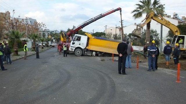 Hafriyat Kamyonu Asfalt Çökünce Çukura Düştü