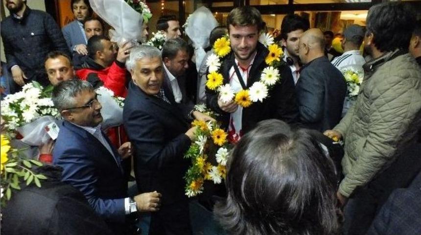 D&uuml;nya Şampiyonu Hentbolculara Antalya&rsquo;da Muhteşem Karşılama
